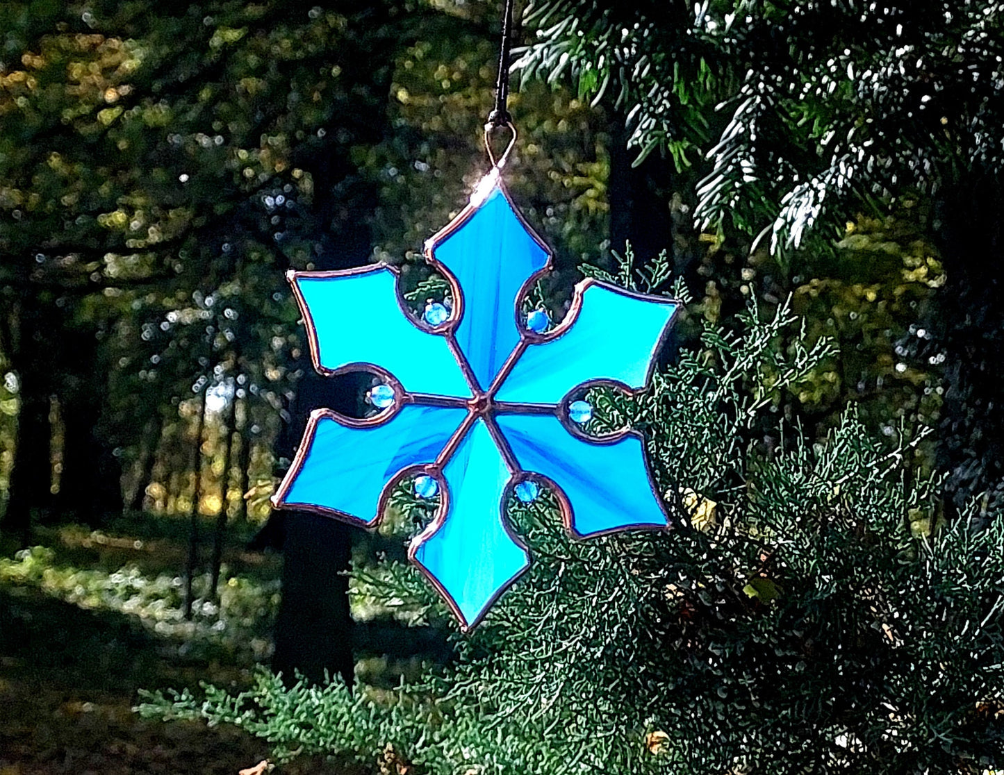 Stained Glass Snowflake Ornament – Christmas Window Hanging Suncatchers – Handmade Holiday Decor – Winter Gift – Frosted Glass Decoration